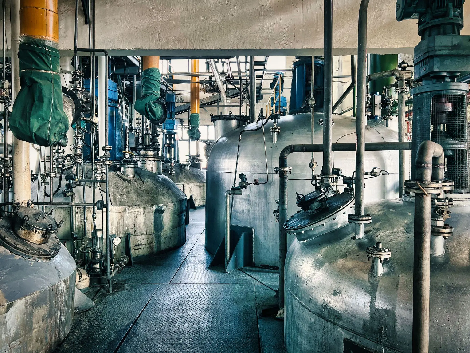 阿丽塔树脂生产基地 - 现代化反应釜设备